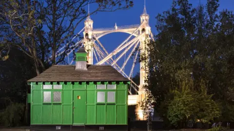 Chelsea Embankment cabin