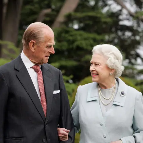 PA Media Queen Elizabeth II and the Duke of Edinburgh revisiting Broadlands in Hampshire, where they spent their wedding night in November 1947, to mark their diamond wedding anniversary