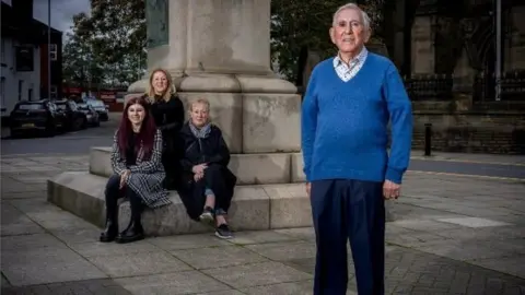 Simon Hill Ike Alterman with his daughters and granddaughter