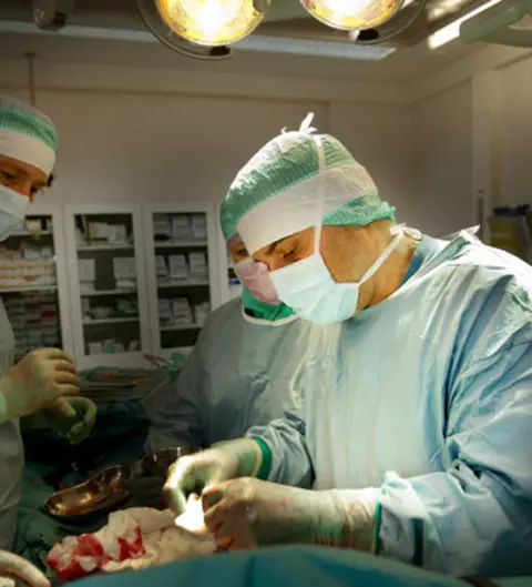 PA Paolo Macchiarini operating