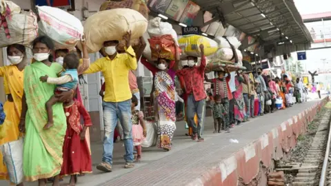 Getty Images Delhi migrant workers returning home to Bihar during the national lockdown