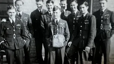 Family photo Crew from 83 Squadron