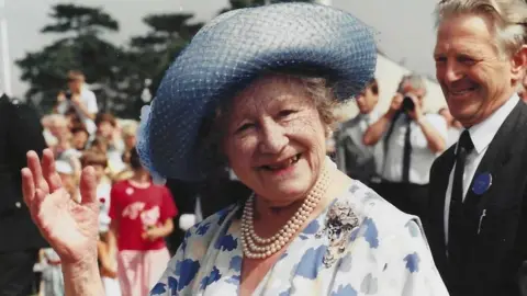 Jackson family Queen Elizabeth the Queen Mother photographed in 1989