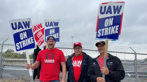 Striking UAW members