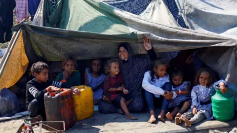 Reuters displaced the Palestinians from Northern Gaza, sitting under an improvised shelter on the road in Central Gaza (September 18, 2025)