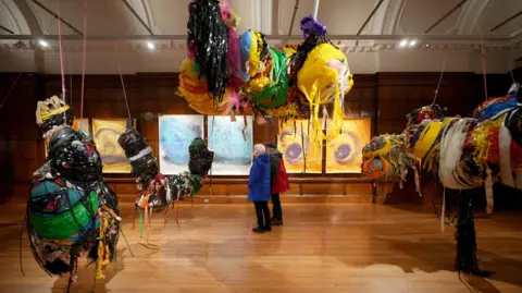 Getty Images Vista da galeria que mostra esculturas e desenhos de Nnena Kalu