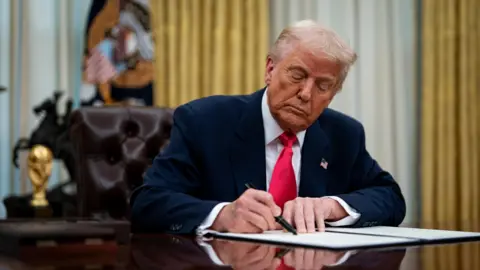 Foto file EPA yang menunjukkan kepada Presiden AS Donald Trump menandatangani perintah eksekutif di Kantor Oval di Gedung Putih (6 Maret 2025)