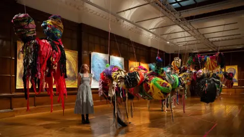 Getty Images Vista da galeria que mostra esculturas e desenhos de Nnena Kalu