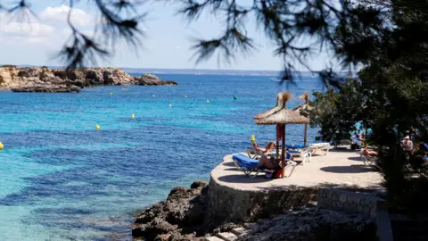 Reuters gambar pantai di pulau Spanyol Mallorca