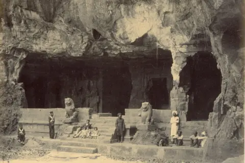 dag William Johnson en William Henderson Caves of Elephanta - 5. Zilveralbuminedruk uit het noordelijke gangpad van nat collodiumnegatief gemonteerd op kaart, 1855–62.