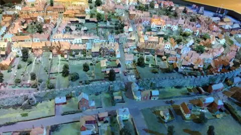 Simon Furber/BBC The hand‑carved scale model of Rye.