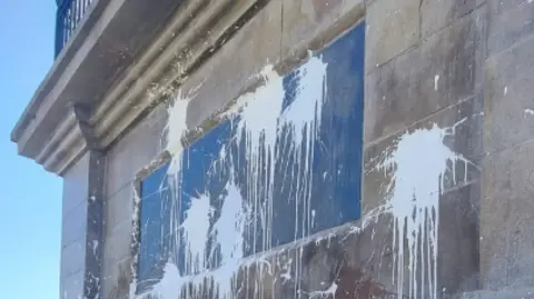 Siege Museum walkers plinth on derrys walls covered in paint