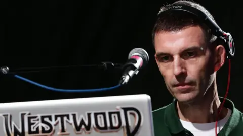 Pa Media Tim Westwood Digambarkan dalam DJ 2014, menggunakan laptop dengan nama keluarganya di atasnya