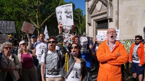 Protesters supporting Assange outside court