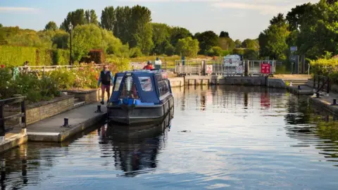 Getty Images Houseboat passing through Sandford Lock on the Thames.