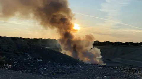 El humo que se eleva en el aire en la cantera de Shawell, perteneciente al Servicio de Bomberos y Rescate de Leicestershire, se concentra en la cantera de Shawell.