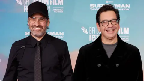 Getty Images Ian Bonhôte et Peter Ettedgui assistent à la première britannique de "Super/Man : l'histoire de Christopher Reeve" au BFI London Film Festival au BFI IMAX Waterloo le 14 octobre 2024 à Londres, Angleterre