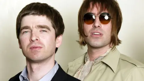 Getty Images Noel e Liam Gallagher, da banda de rock Oasis, participam de um show beneficente para o Teenage Cancer Trust no Royal Albert Hall em 26 de março de 2003 em Londres, Inglaterra.