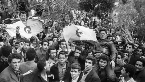 Getty Images Muslim Aljazair yang pro-kemerdekaan berkumpul selama demonstrasi pada 11 Desember 1960 Place du gouvernement, di pusat dan kawasan Eropa di Aljir, selama perang Aljazair