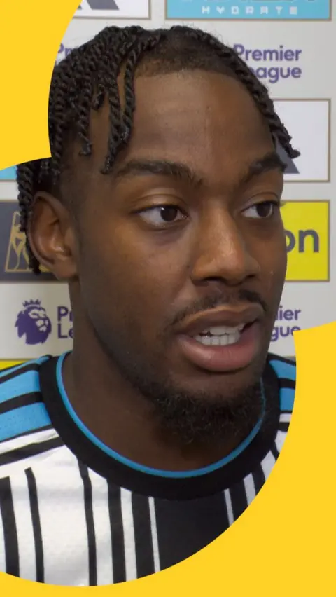 Anthony Elanga speaking in the tunnel after Newcastle's draw with Liverpool