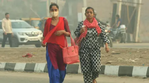 EPA women walking in smog in Delhi on 15 Nov