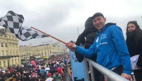 Olly Alexander starts Brighton Half Marathon 2026