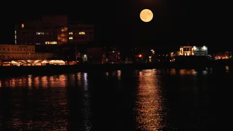 Ang BBC Weather Watchers/Roy C Supermoon nagdan-ag ibabaw sa tubig sa Weston-super-Mare, amihanang Somerset.