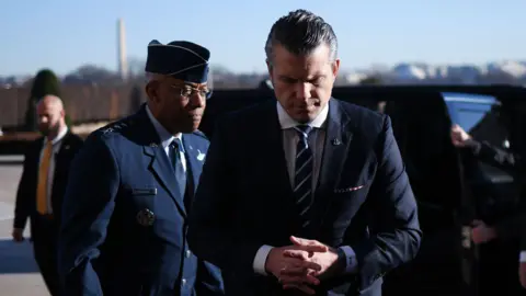 Getty Images Pete Hegseth tiba di Pentagon. 