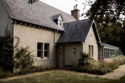 Fran Mart Kinloch Lodge - an old lodge house