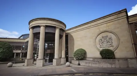 PA Media bagian depan gedung Pengadilan Tinggi di Glasgow dengan empat kolom di pintu masuk