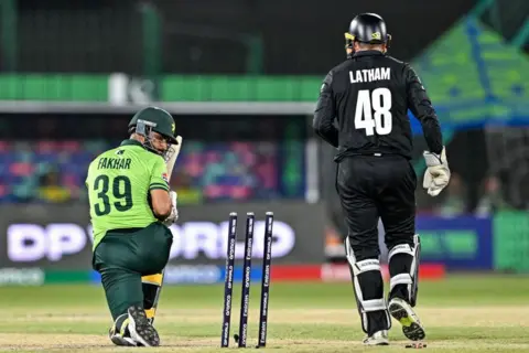 Fakhar Zaman (L) AFP Pakistan melihat tunggul setelah bersih selama pertandingan kriket trofi ICC Champions antara Pakistan dan Selandia Baru di Stadion Nasional di Karachi pada 19 Februari 2025.