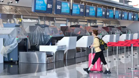 Getty Images Semua penerbangan telah ditangguhkan di Bandara Internasional Haikou Meilan, bandara internasional utama pulau Hainan.