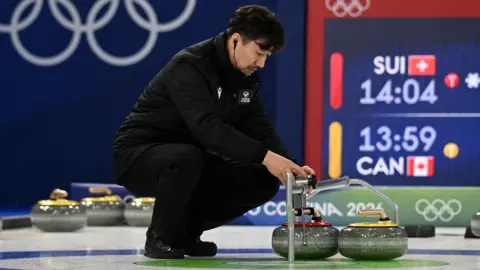 Curling umpire