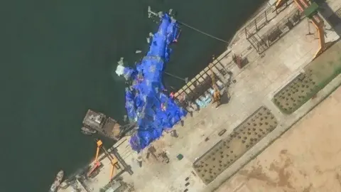 Image satellite du navire endommagé