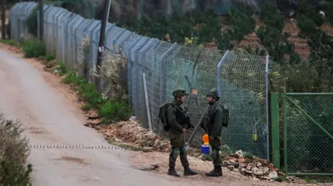 Os soldados da Reuters IDF guardam na cidade de Metula, no norte de Metula, na fronteira com o Líbano. Foto de arquivo