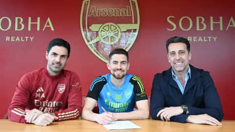 Jorginho signs his new Arsenal deal 