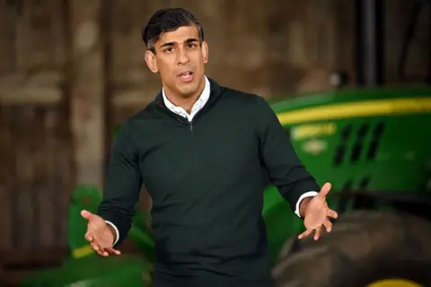 Getty Images Rishi Sunak speaking with farmers
