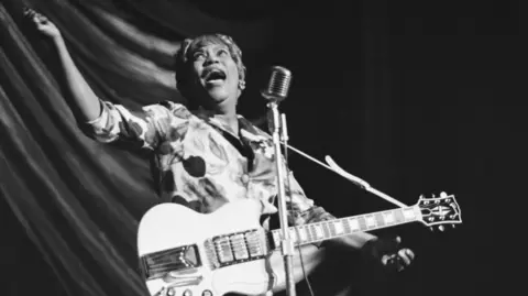 Getty Images La cantante de gospel estadounidense Sister Rosetta Tharpe (1915-1973) actúa en una gira de Blues and Gospel Caravan en el Reino Unido, 1964