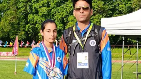 Abhilasha Chaudhary Sheetal Devi con el entrenador Kuldeep