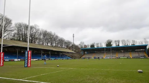 Simon Hall/MI News/NurPhoto vía Getty Images. El Estadio Shay. Un campo de rugby de césped rodeado de gradas.