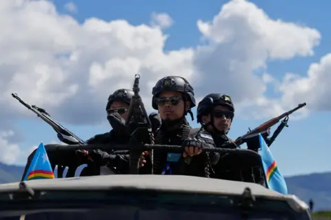 Quadros armados da AP do grupo de Muivah mantêm guarda enquanto esperam por seu líder em Manipur