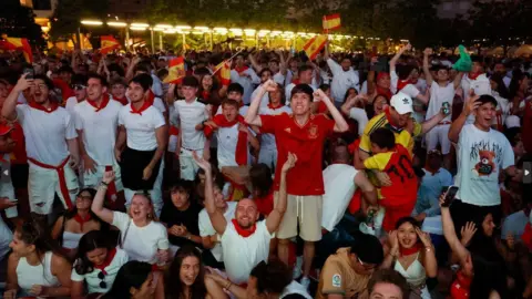 Reuters Los aficionados españoles celebran el objetivo de la Eurocopa 2024