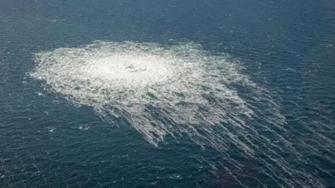     DEENSE DEFENSIE/HAND-OUT Deense Defensie toont een gaslek in Nord Stream 2, gezien vanuit een Deense F-16 interceptor op Bornholm, Denemarken, 27 september 2022.