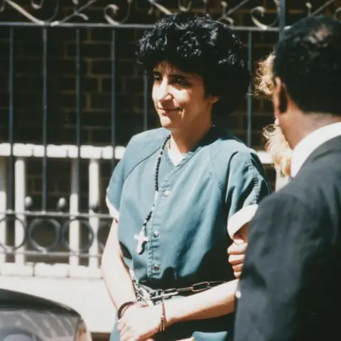Sygma via Getty Images Maria del Rosario Casas Dupuy, esposa do ex-oficial de contra-espionagem da CIA e espião soviético Aldrich Ames, deixa o tribunal depois que Ames foi condenado à prisão perpétua