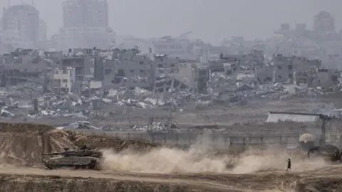 Anadolu File photo showing Israeli tank moving near the Israeli border fence with northern Gaza, as seen from Sderot in southern Israel (25 April 2024)