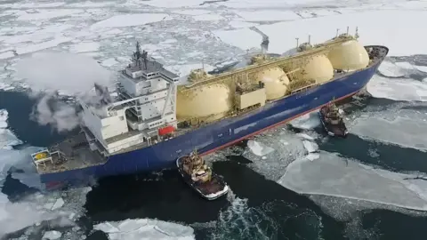 گیٹی آرکٹک کے پانیوں میں ٹگ بوٹس سے چلنے والا جہاز