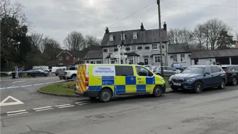 Juliette Parkin/BBC Van Forensik Polisi Parkir Di Luar Tiga Horseshoes Pub di Knockholt