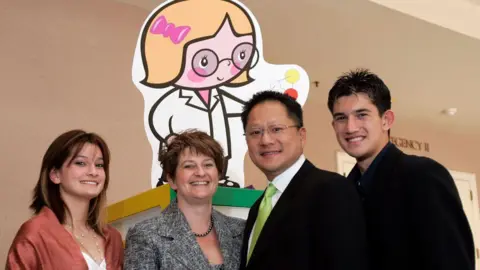 Getty Images Jensen Huang 和他的家人（左）——女儿 Madison、妻子 Lori 和儿子 Spencer。