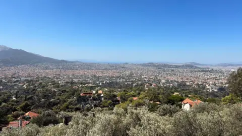 Ao longo dos anos, Atenas expandiu-se para o ambiente florestal