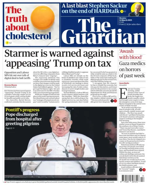 Halaman depan The Guardian menunjukkan gambar Paus Francis, dengan tajuk: Kemajuan Pontiff. Saat tajuk yang lebih besar di atas berbunyi: Starmer diperingatkan terhadap 'renang' Trump pada pajak.